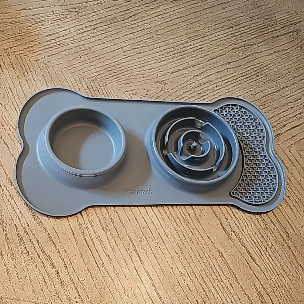 Silicone slow feeder mat and bowl for dogs